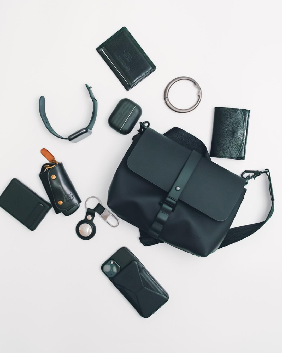 When you need to carry less but still have it all,  @hope__323 keeps it organized and waterproof with the Spl&auml;sh Crossbody. ⁠⁠#gastonluga